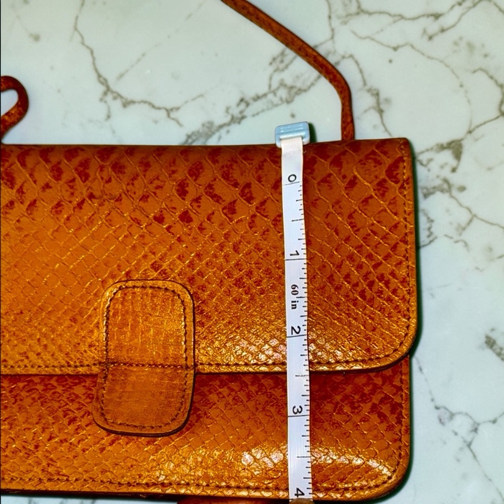 MUNDI small vintage Tan leather clean Crossbody Bag with Flap Closure - Picture 12 of 13